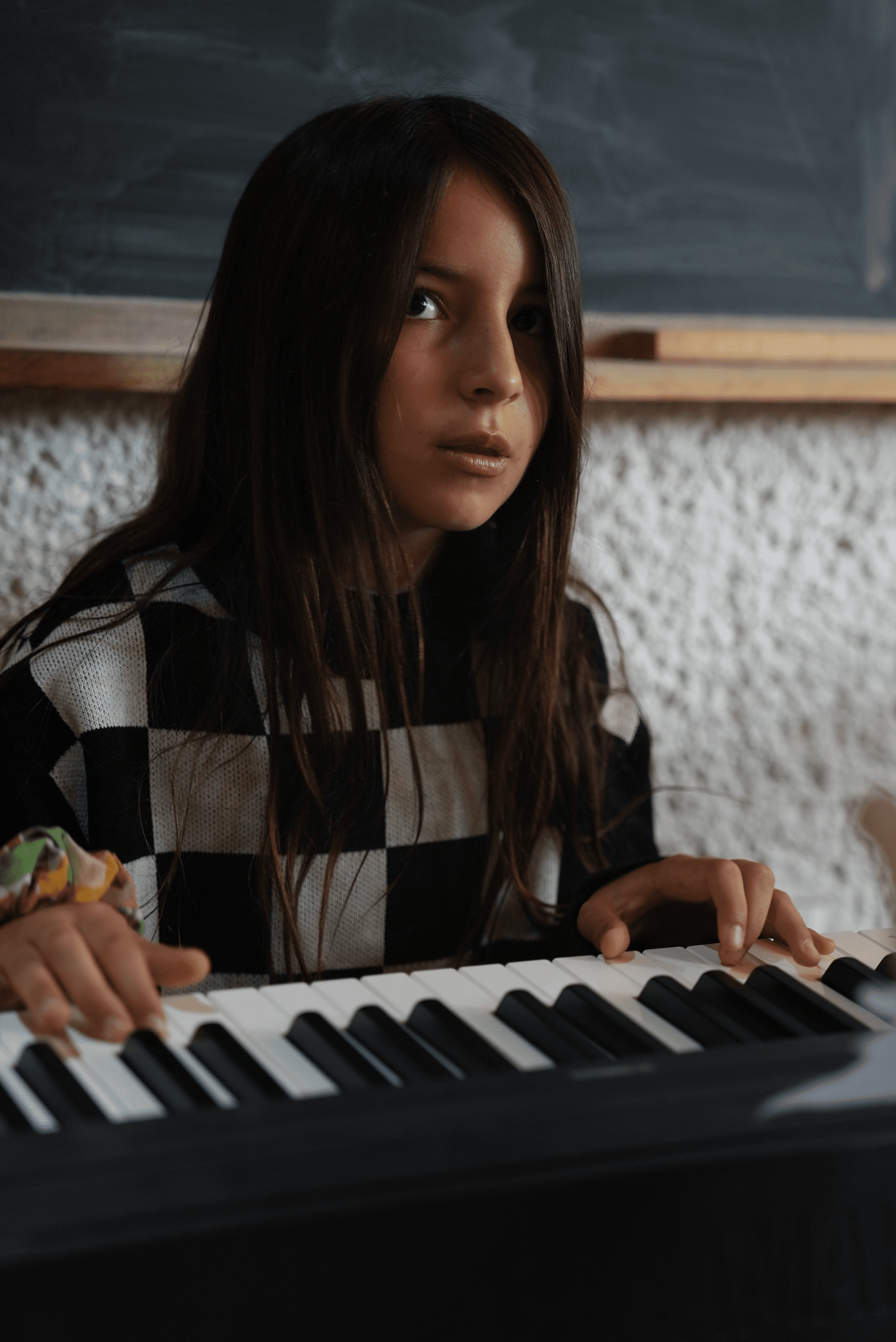 Niñas y niños conectando con el ritmo estacional