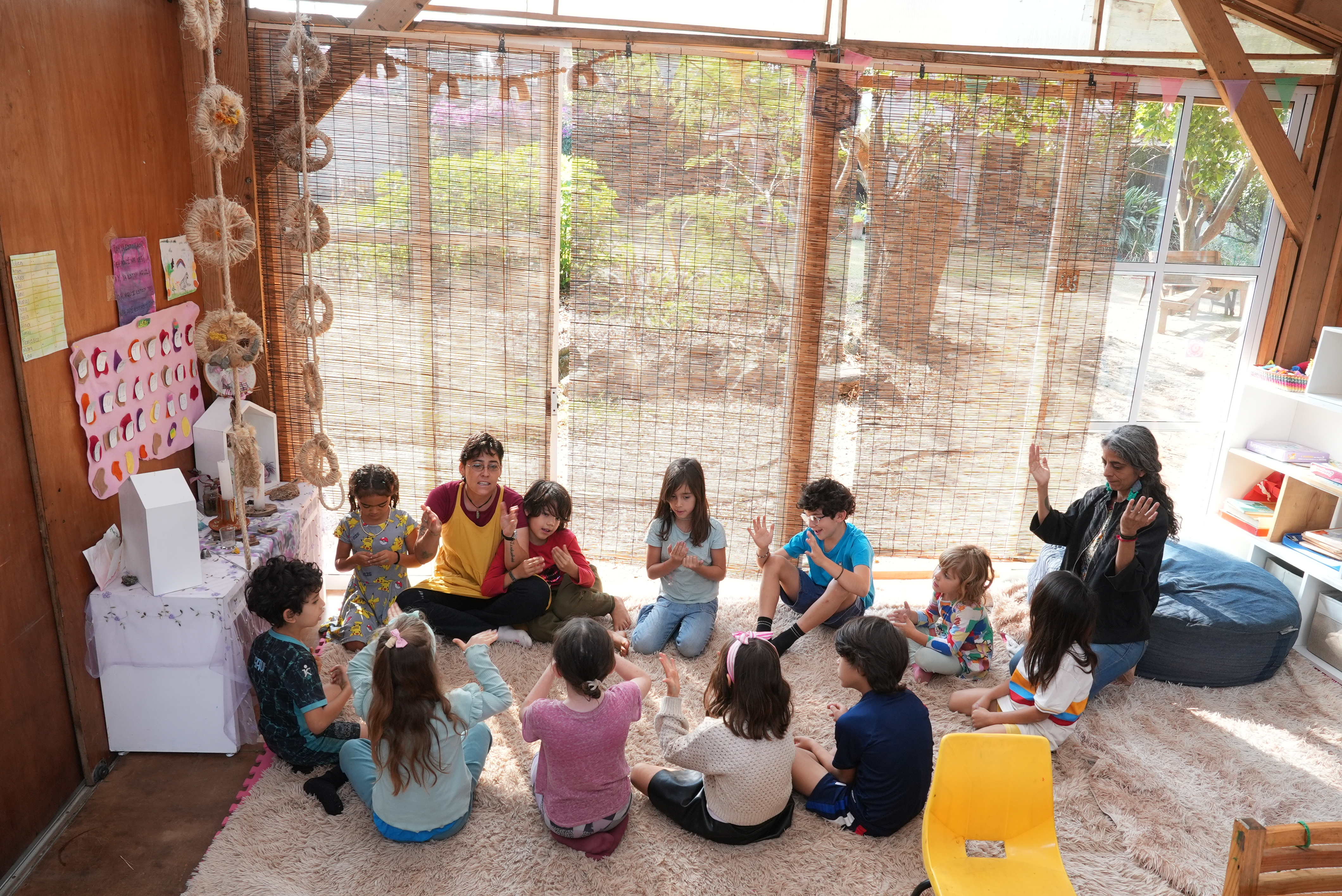 Niñas y niños en experiencias de arte y movimiento