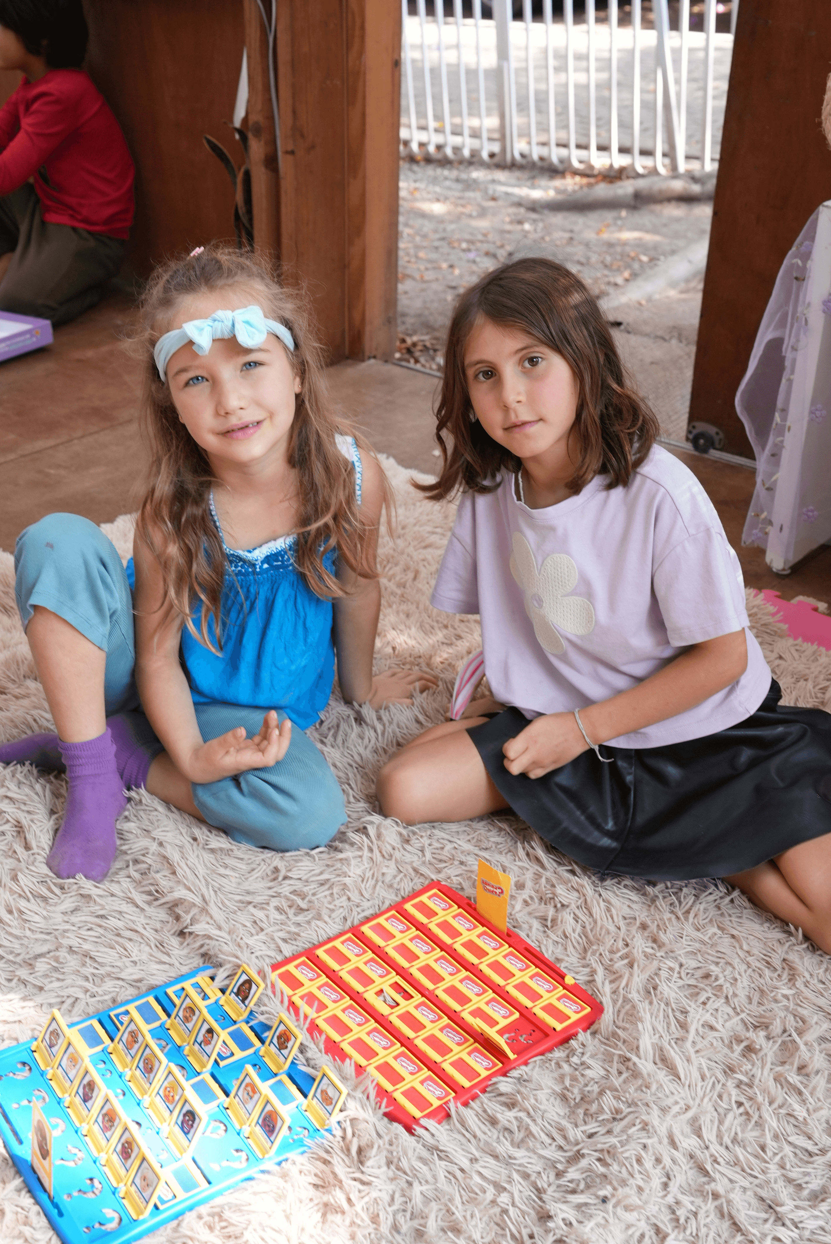 Niñas y niños compartiendo una actividad en comunidad