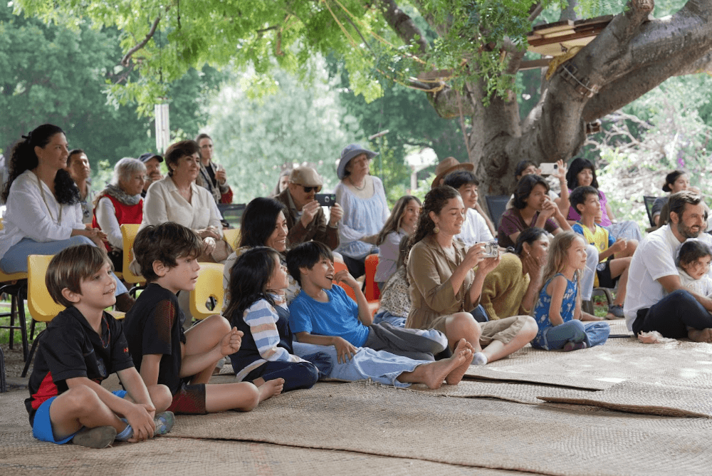 Niñas y niños aprendiendo juntos en la naturaleza