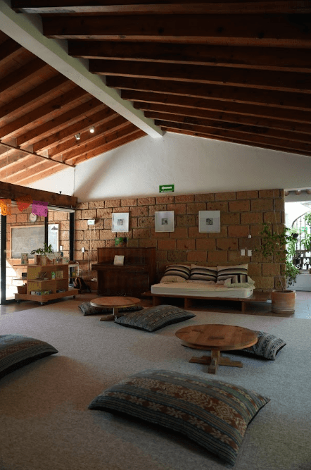 Espacio interior de Koru para explorar y convivir