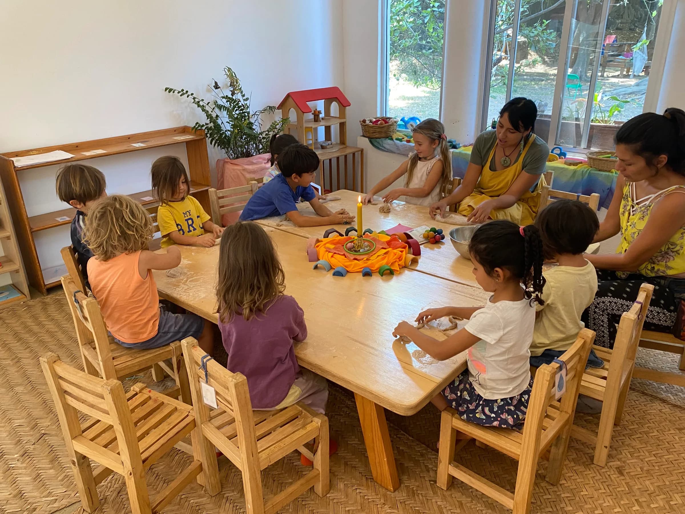 Niñas y niños pequeños explorando en la naturaleza
