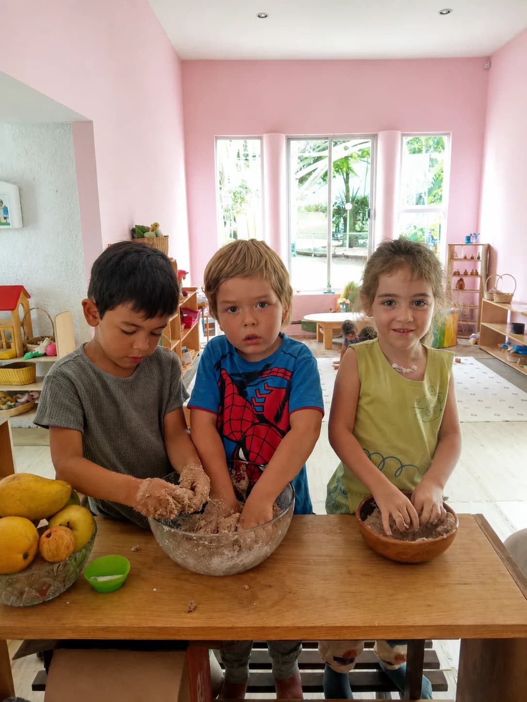 Niñas y niños preparando actividades de vida práctica