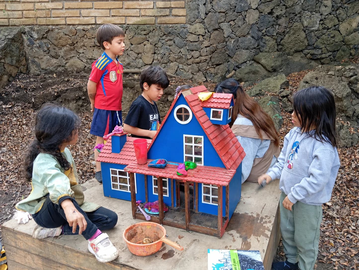 Niñas y niños en juego libre