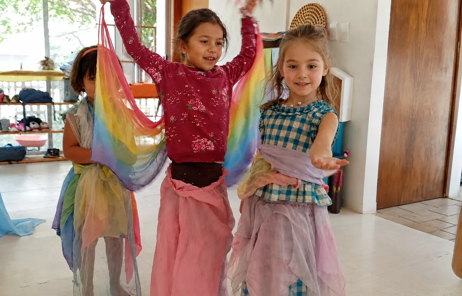 Niñas y niños en experiencias de arte y movimiento