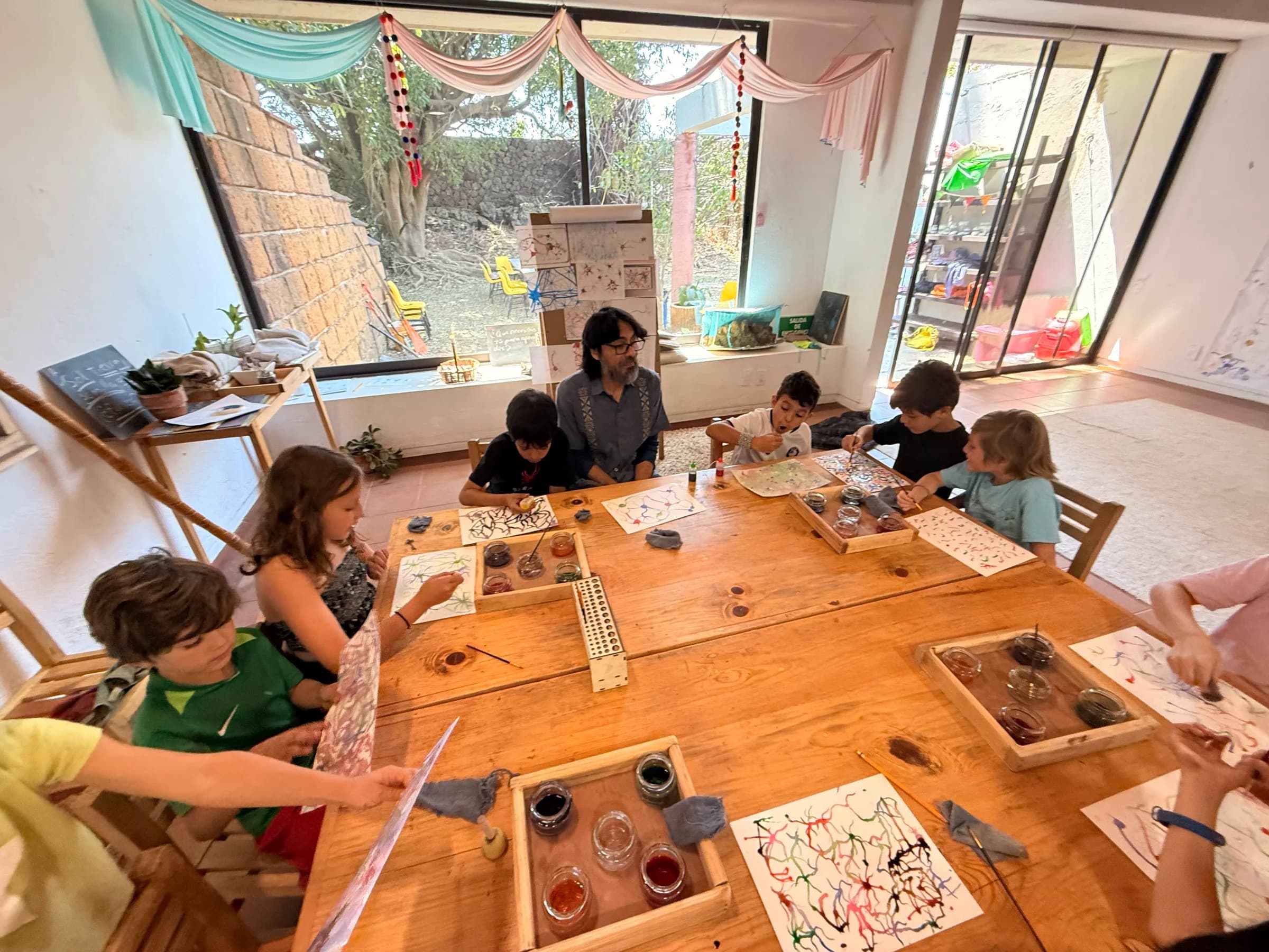 Grupo escolar en actividades colaborativas