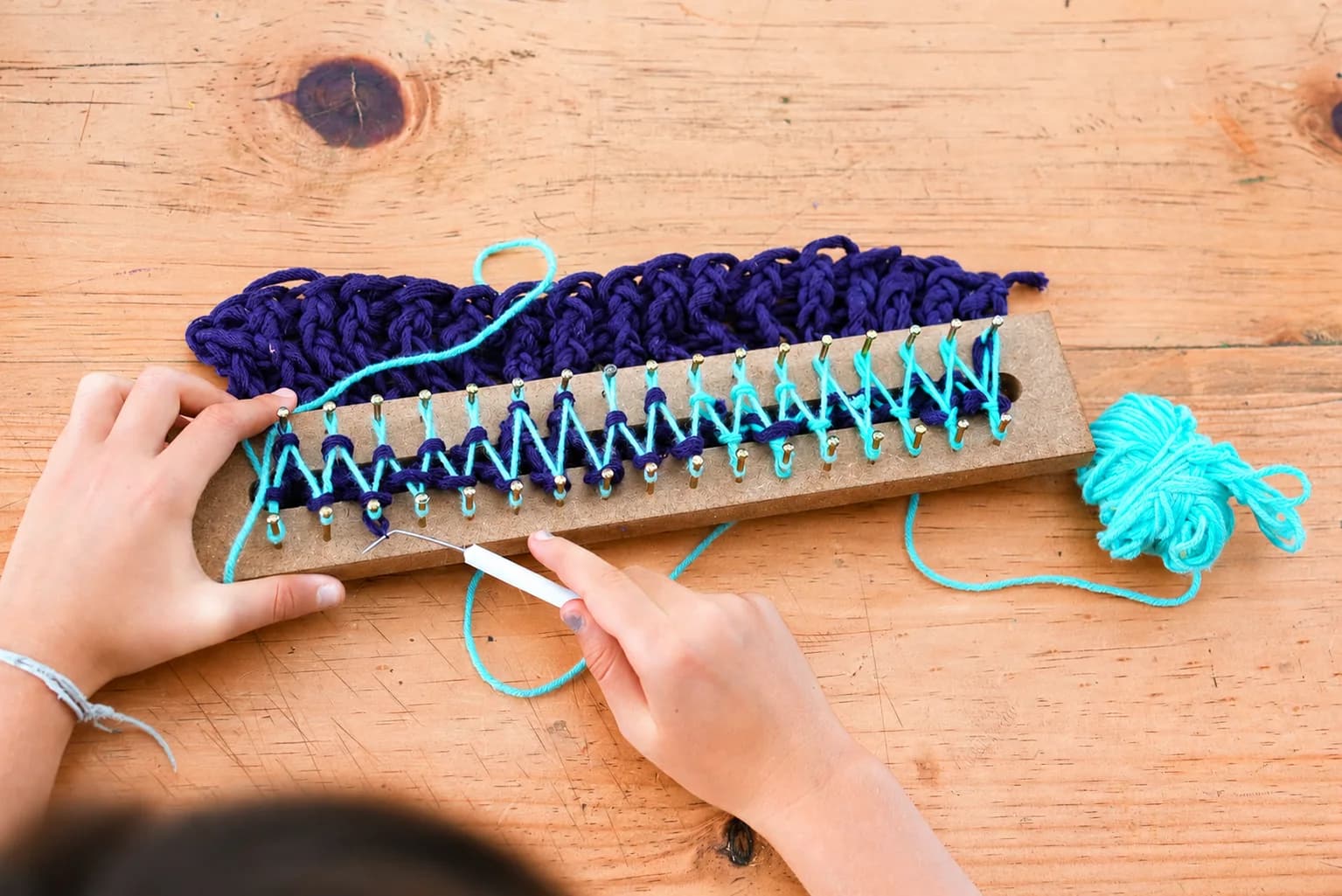 Niñas y niños realizando trabajo manual