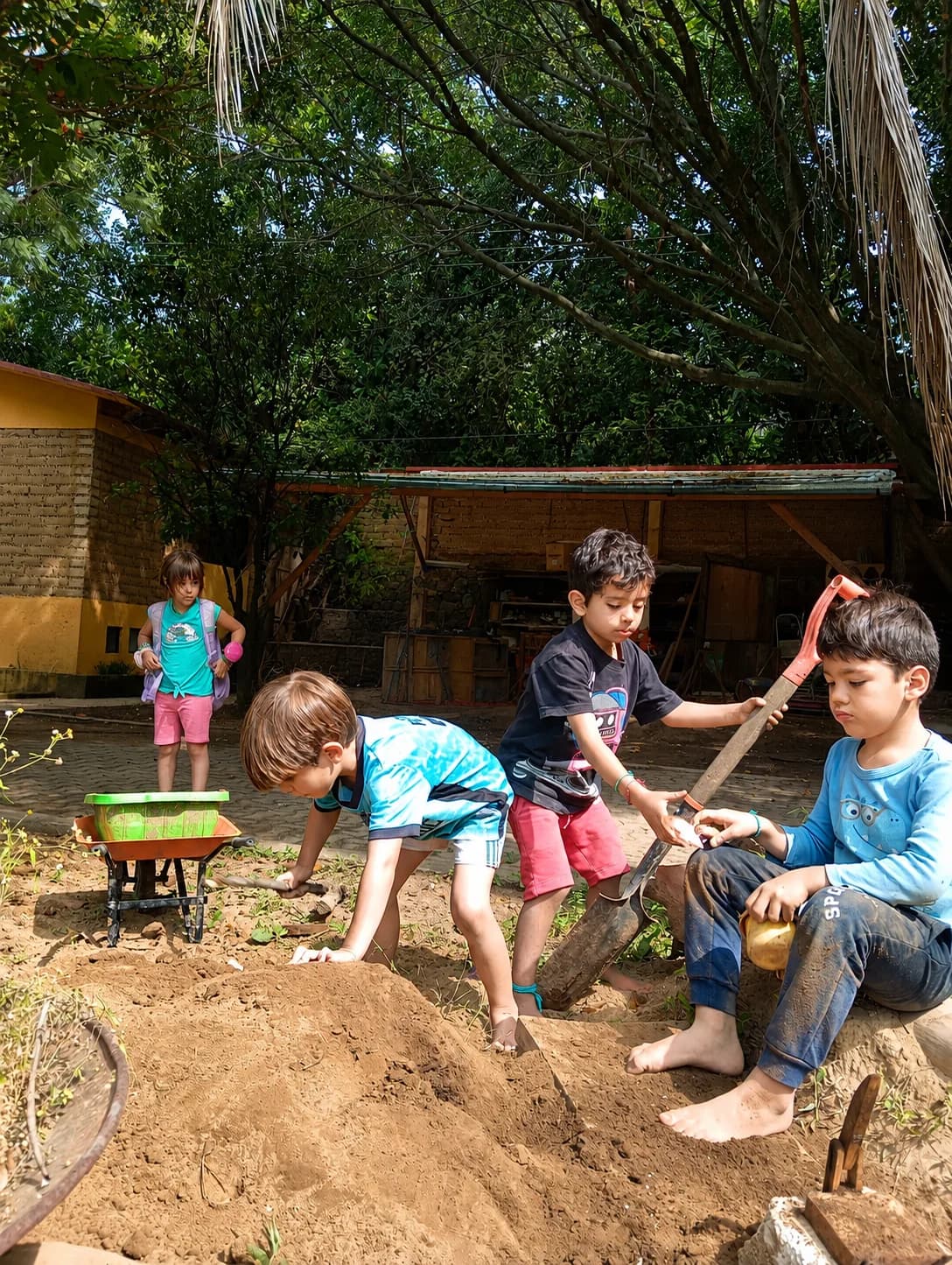 Niñas y niños jugando en Grupo Koru