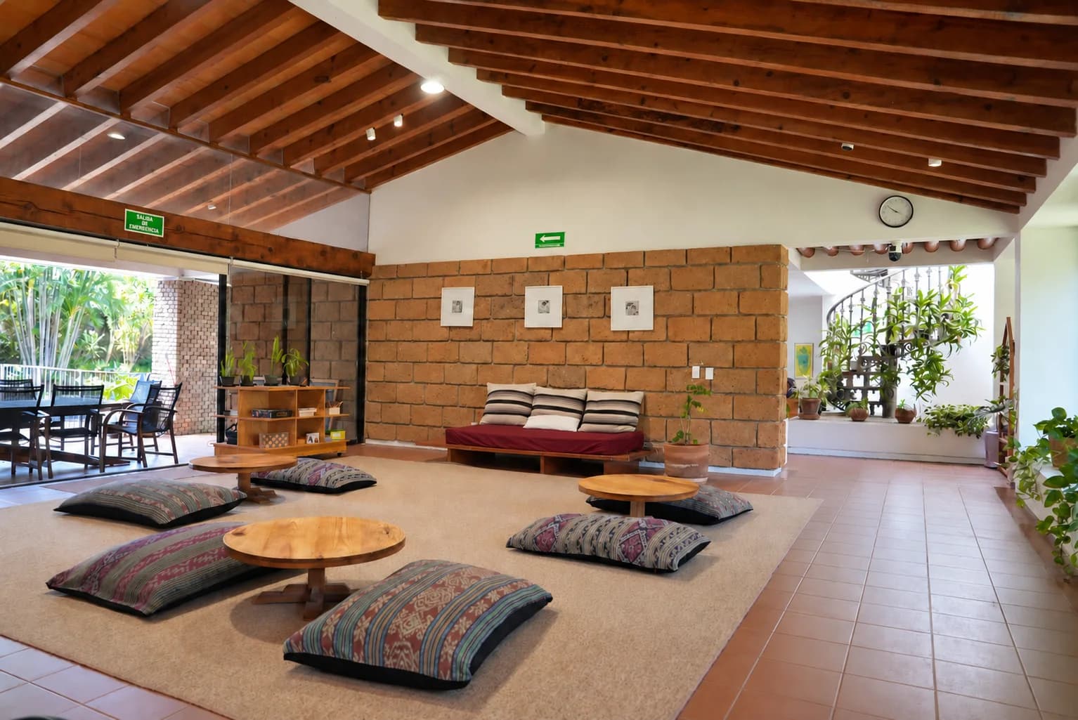 Instalaci?n de Koru con materiales y espacios de trabajo