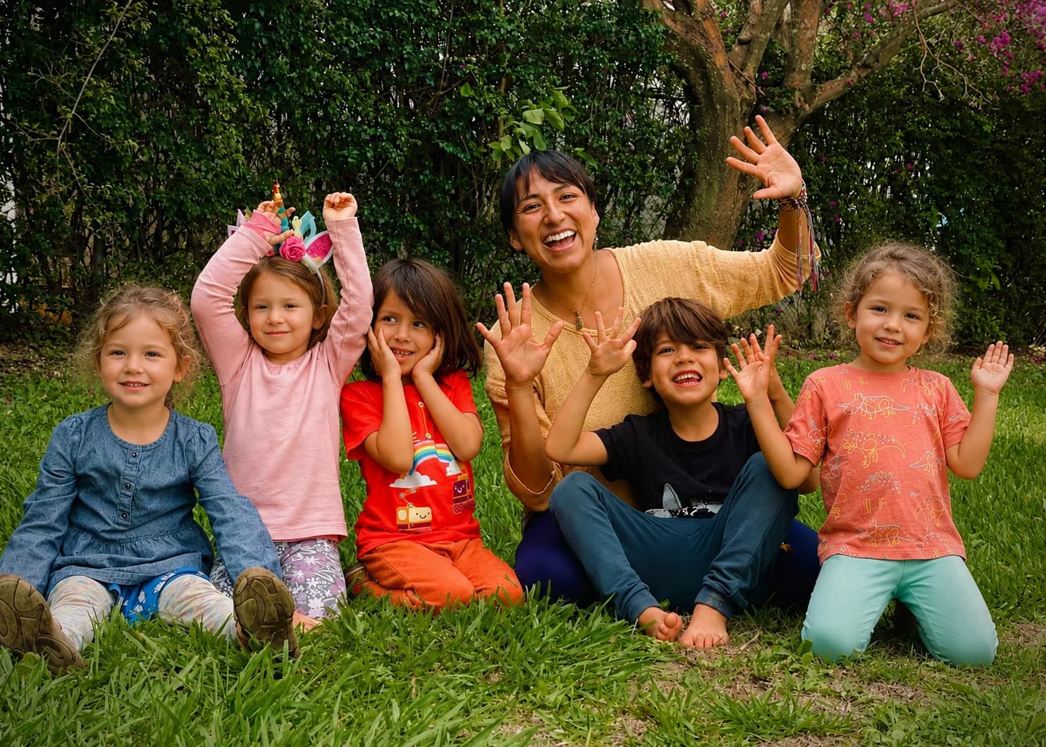 Niñas y niños aprendiendo juntos en la naturaleza
