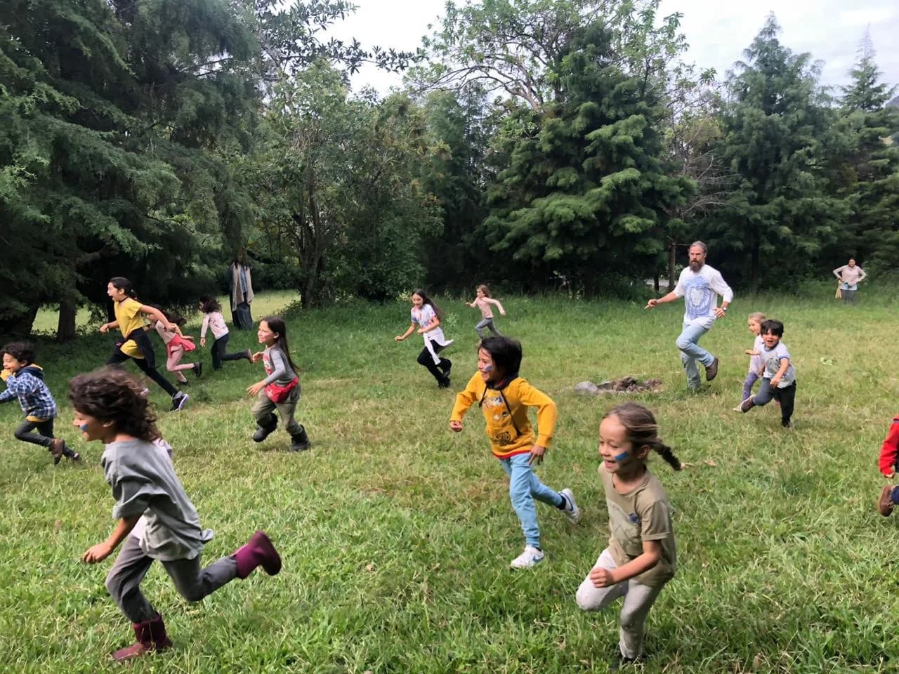 Niñas y niños compartiendo una actividad en comunidad