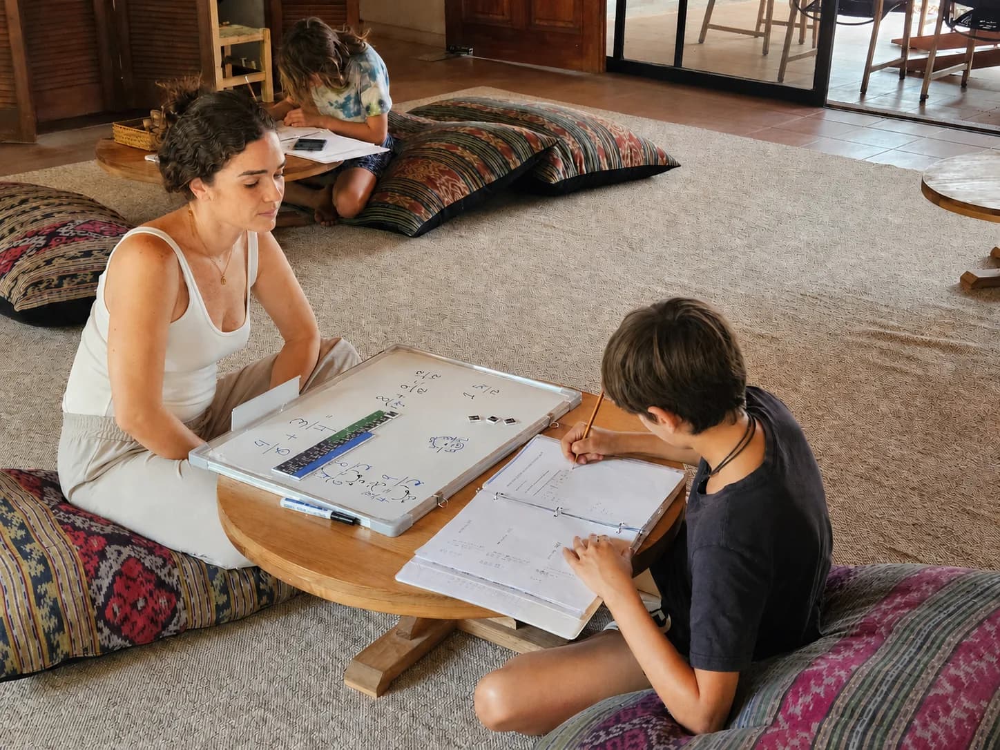 Acompañantes y niñez compartiendo un espacio de aprendizaje