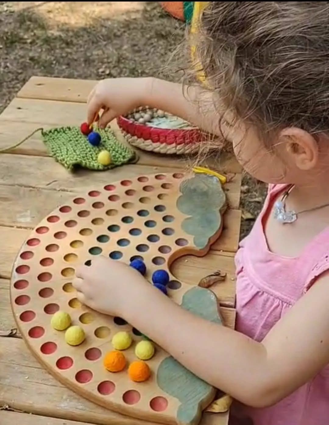 Niñas y niños pequeños explorando en la naturaleza